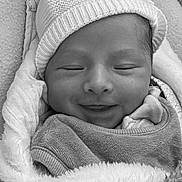 Lucca a rejoint le concours — aidez-le/la à gagner de superbes lots ! baby, newborn, smiling, blanket, hat, cozy, sleeping, face, child, soft, cute, infant, wrapped, portrait, warm, knitted, peaceful, closeup, resting, comfort