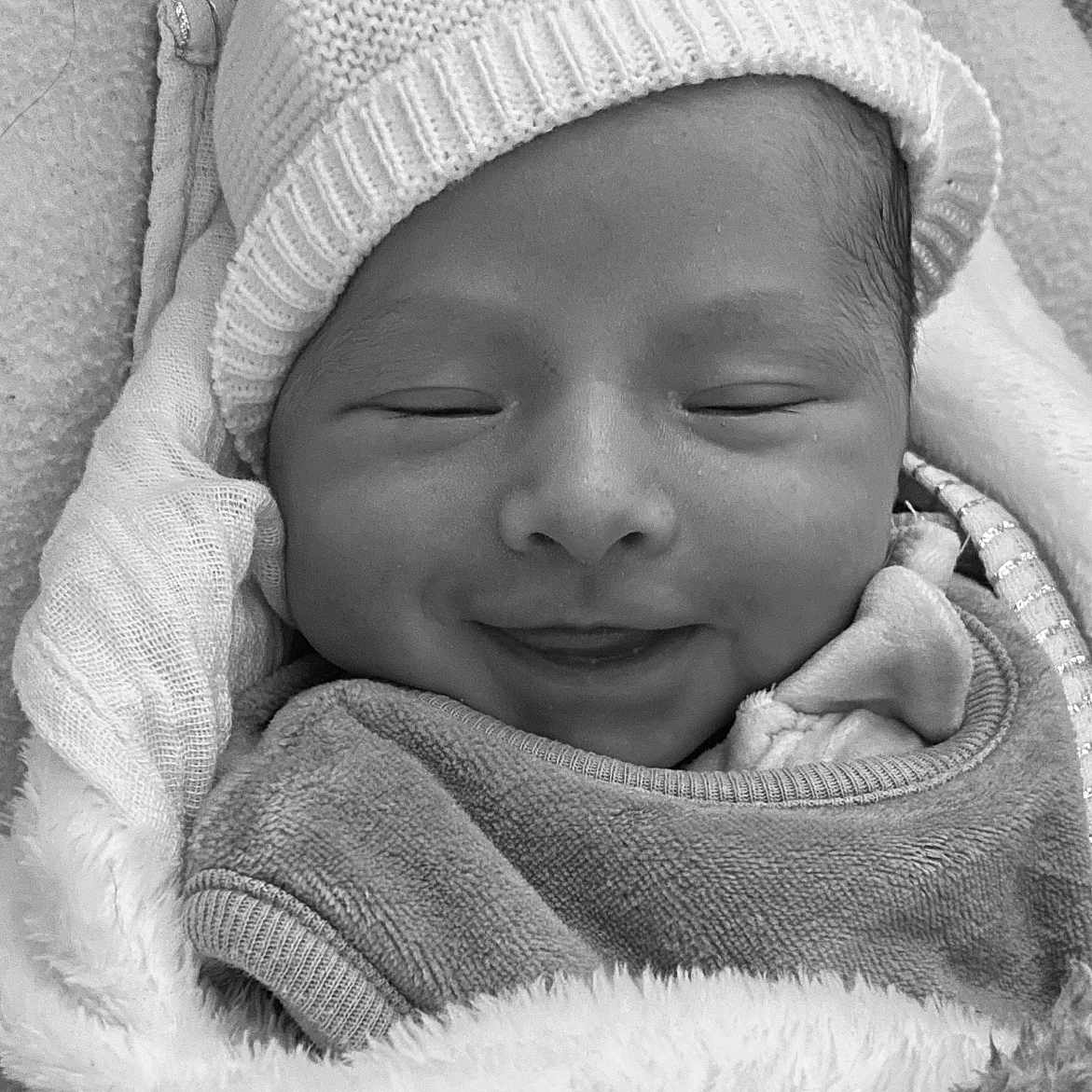 Lucca a rejoint le concours — aidez-le/la à gagner de superbes lots ! baby, blanket, child, closeup, comfort, cozy, cute, face, hat, infant, knitted, newborn, peaceful, portrait, resting, sleeping, smiling, soft, warm, wrapped