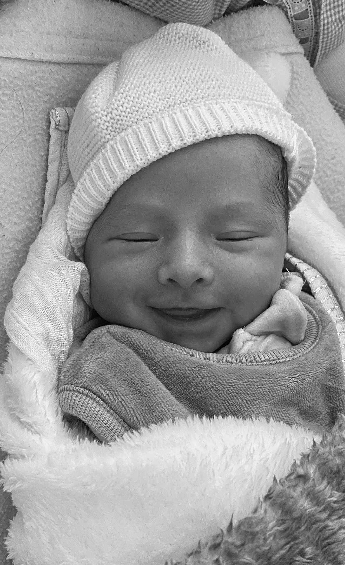 Lucca a rejoint le concours — aidez-le/la à gagner de superbes lots ! baby, newborn, smiling, blanket, hat, cozy, sleeping, face, child, soft, cute, infant, wrapped, portrait, warm, knitted, peaceful, closeup, resting, comfort
