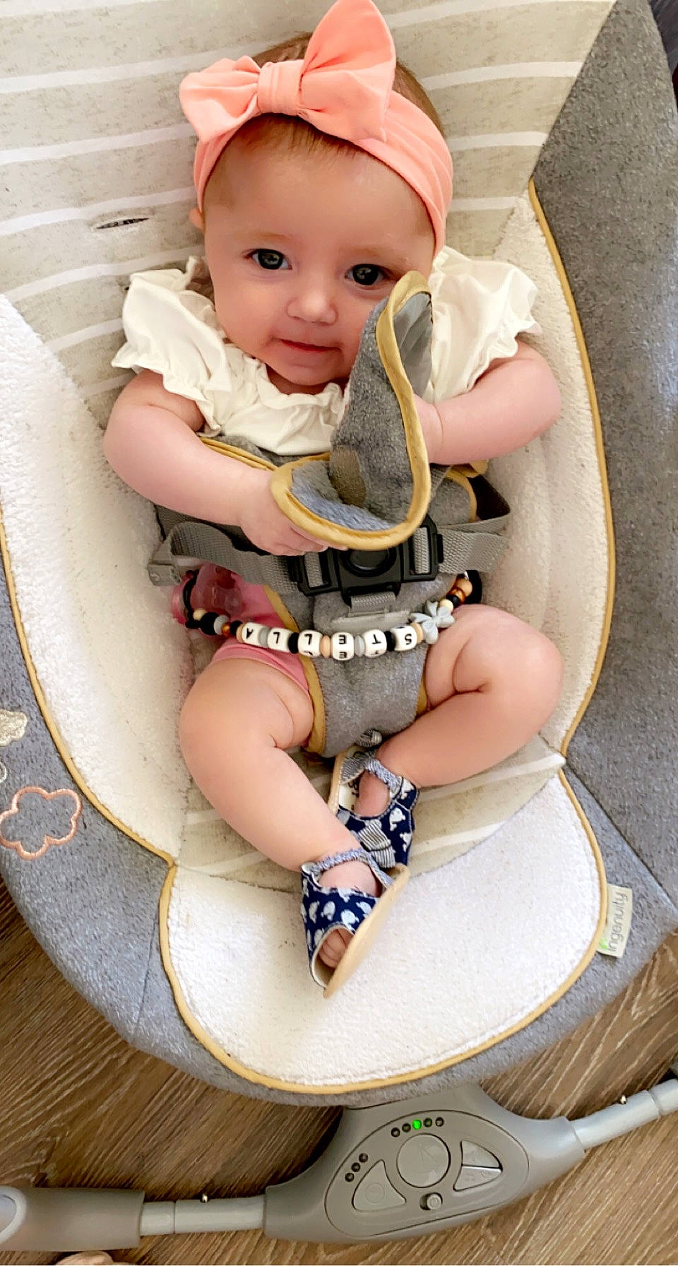 Stella a rejoint le concours — aidez-le/la à gagner de superbes lots ! baby, baby_products, baby_safety, baby_sleeping, baby_toddler_clothing, cap, chair, cheek, child, circle, comfort, dishware, fashion_accessory, happy, pattern, person, sitting, sleeve, thigh, toddler