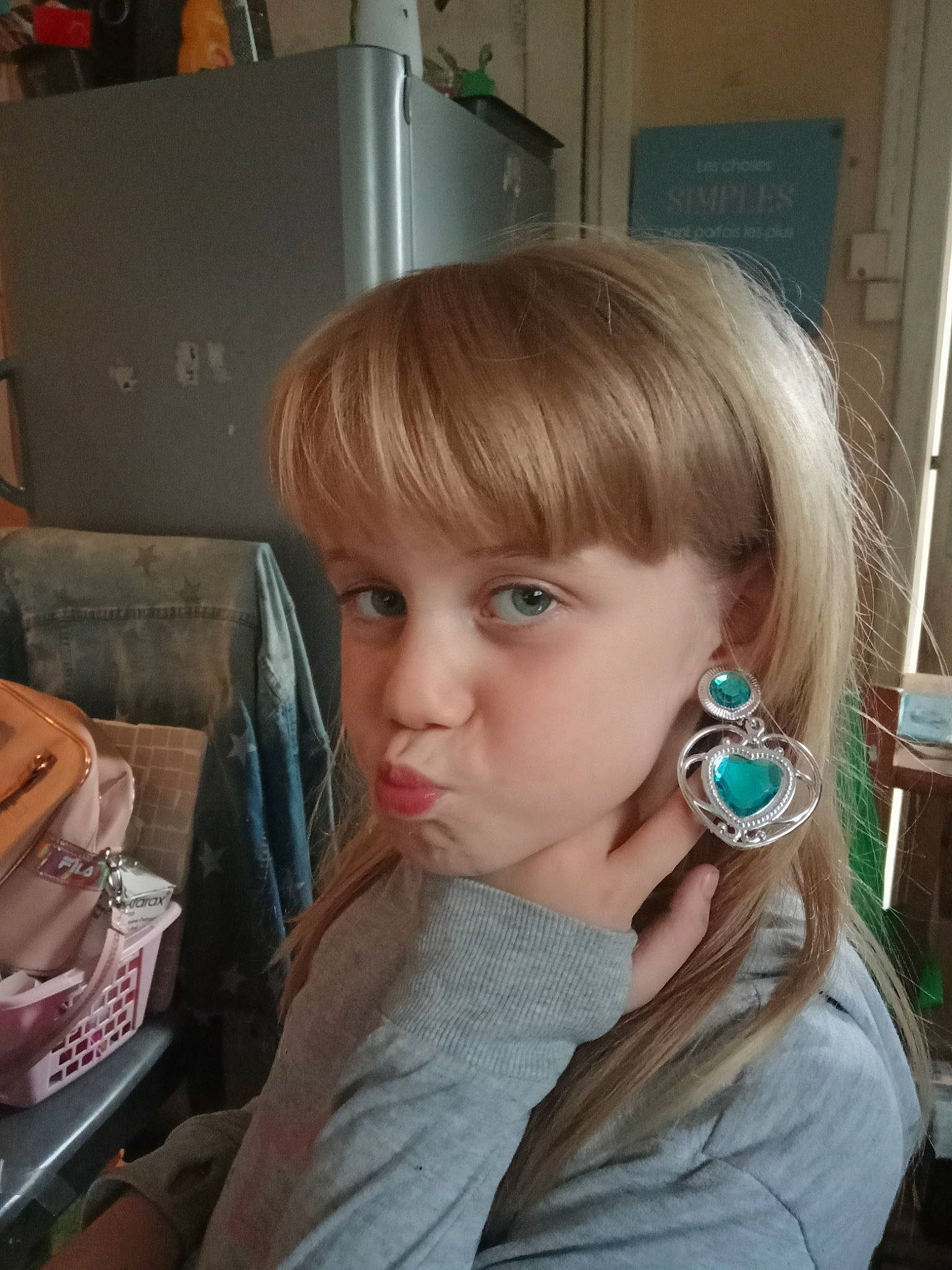 Alexia participe au concours pour gagner de l'argent avec cette photo : audio_equipment, bangs, blond, box, brown_hair, cheek, child, chin, ear, earrings, eyebrow, eyelash, fun, gadget, hair, hearing, jaw, long_hair, nose, person