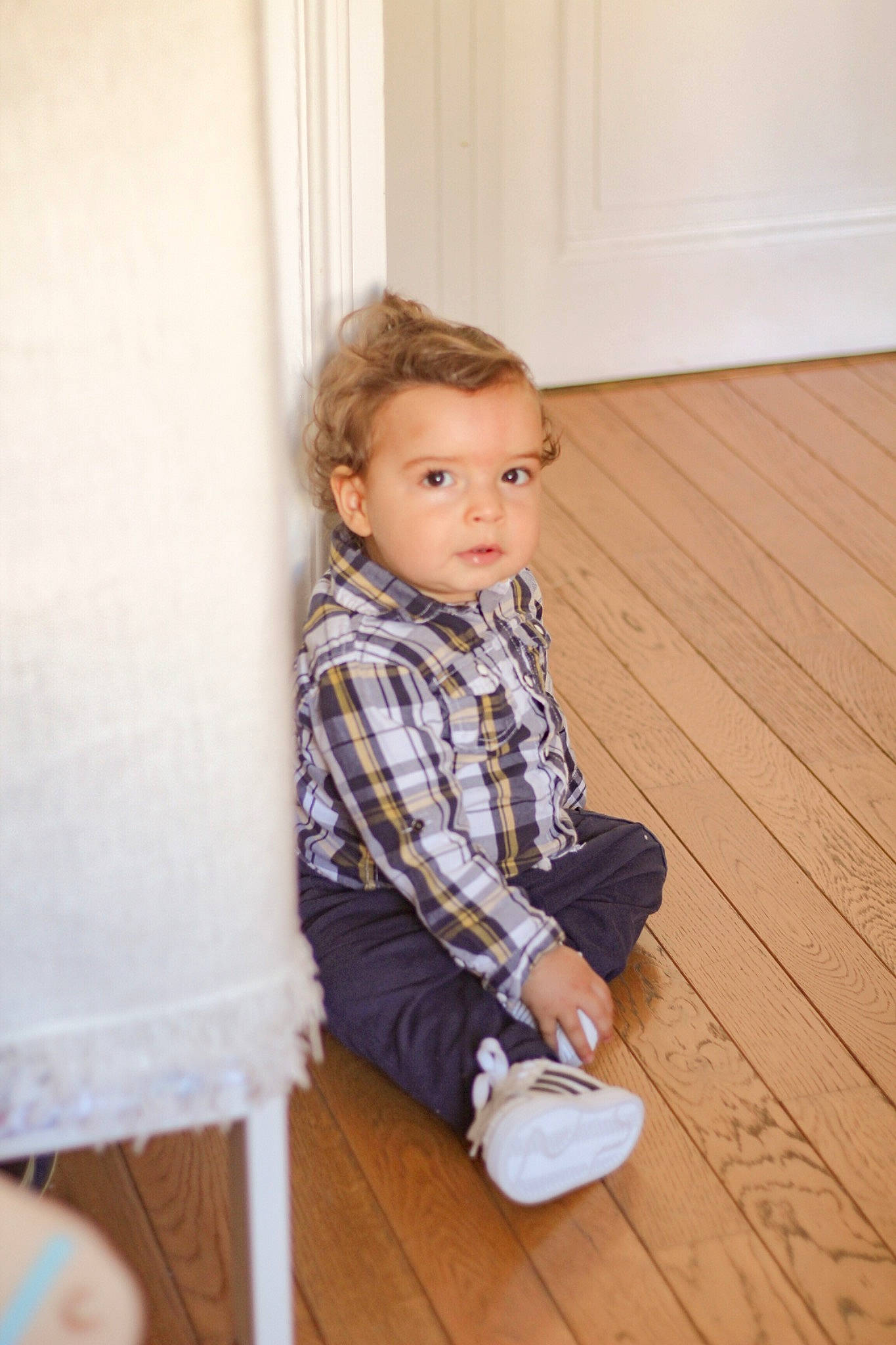 Auguste participe au concours pour gagner de l'argent avec cette photo : baby_toddler_clothing, chair, comfort, curtain, face, floor, flooring, hardwood, knee, laminate_flooring, leg, pattern, person, room, sitting, sleeve, toddler, varnish, wood, wood_flooring