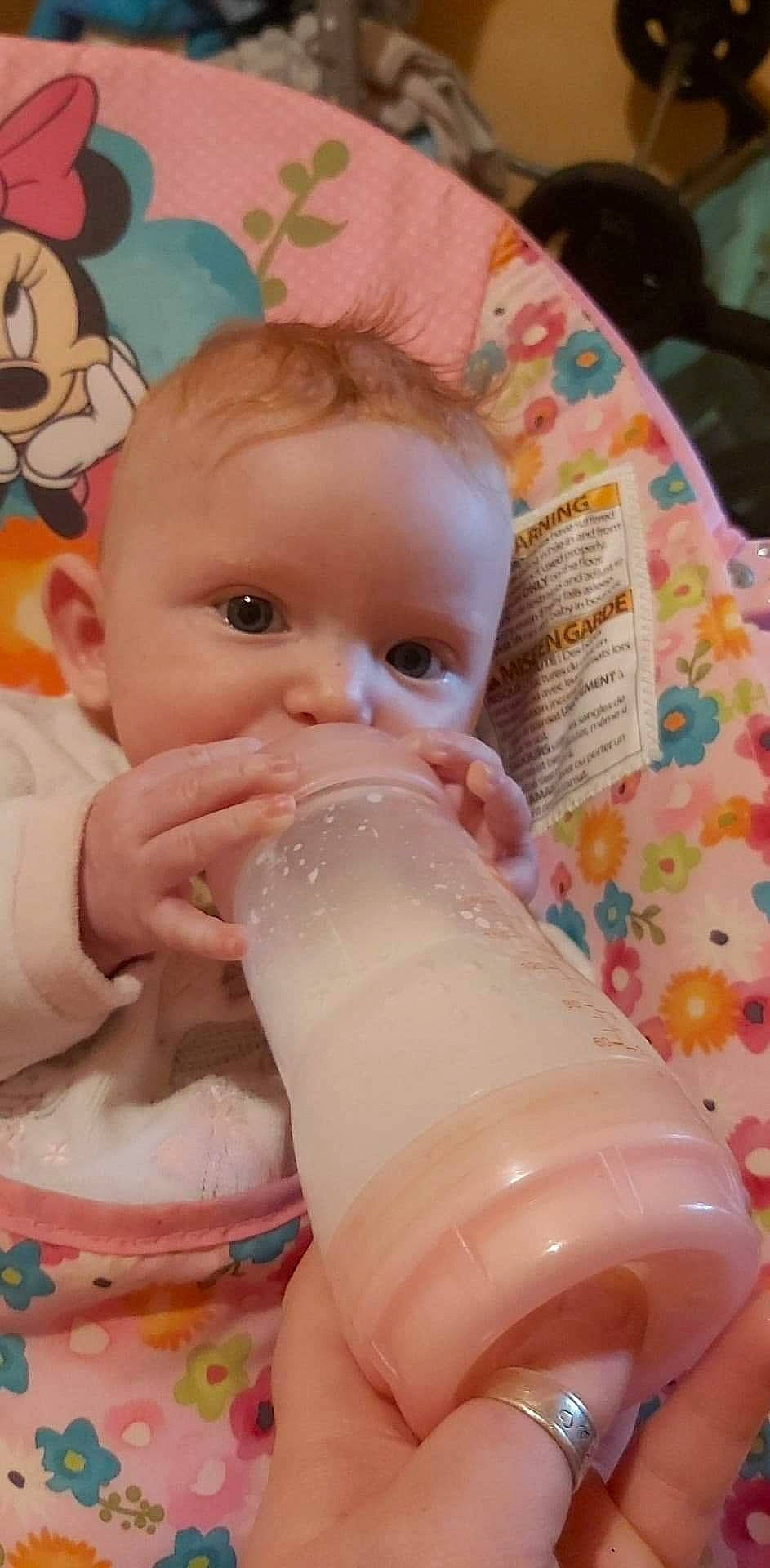 Noelyne a rejoint le concours — aidez-le/la à gagner de superbes lots ! baby, baby_bottle, baby_products, bottle, cheek, child, drinkware, eye, infant_formula, mouth, nose, person, product, skin, tableware, toddler