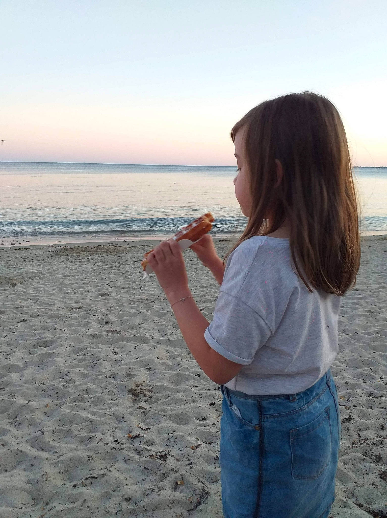 Kimberley participe au concours pour gagner de l'argent avec cette photo : arm, beach, body_of_water, coastal_and_oceanic_landforms, fun, gesture, hand, happy, horizon, jeans, leisure, natural_environment, people_in_nature, person, sky, standing, summer, sunlight, travel, waist