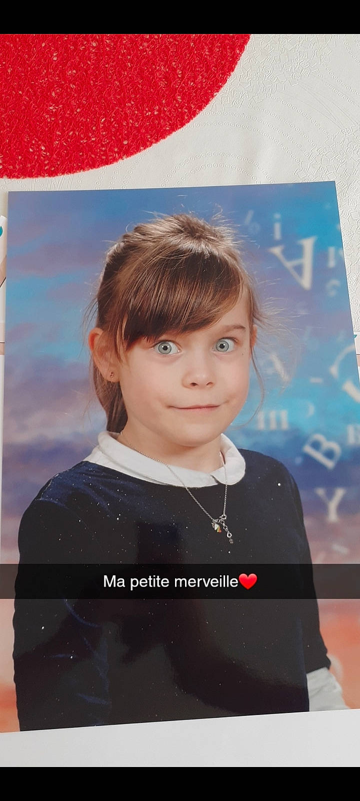 Kimberley a rejoint le concours — aidez-le/la à gagner de superbes lots ! bangs, beauty, blond, child, chin, electric_blue, eyebrow, eyelash, facial_expression, forehead, hair_coloring, hairstyle, happy, jewellery, joy, lip, material_property, person, portrait_photography, sleeve