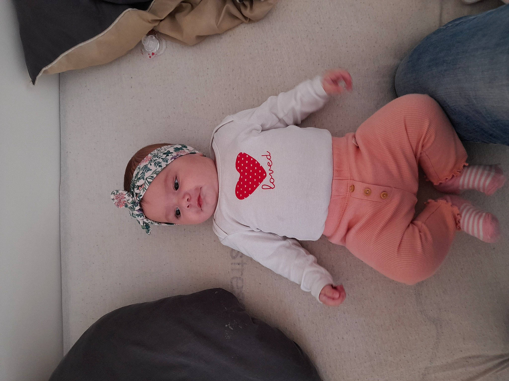 Layana a rejoint le concours — aidez-le/la à gagner de superbes lots ! baby, baby_toddler_clothing, comfort, dress, finger, glasses, headgear, headwear, human, human_body, joint, knee, leg, mouth, person, pink, product, skin, sleeve, textile