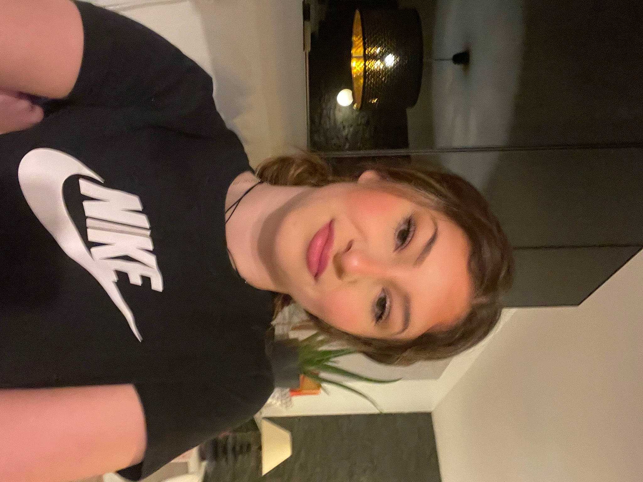 Laura participe au concours pour gagner de l'argent avec cette photo : abdomen, automotive_design, automotive_lighting, chest, chin, elbow, eyebrow, eyelash, fun, human_leg, joy, long_hair, luxury_vehicle, mouth, person, room, sleeve, smile, t_shirt, thigh