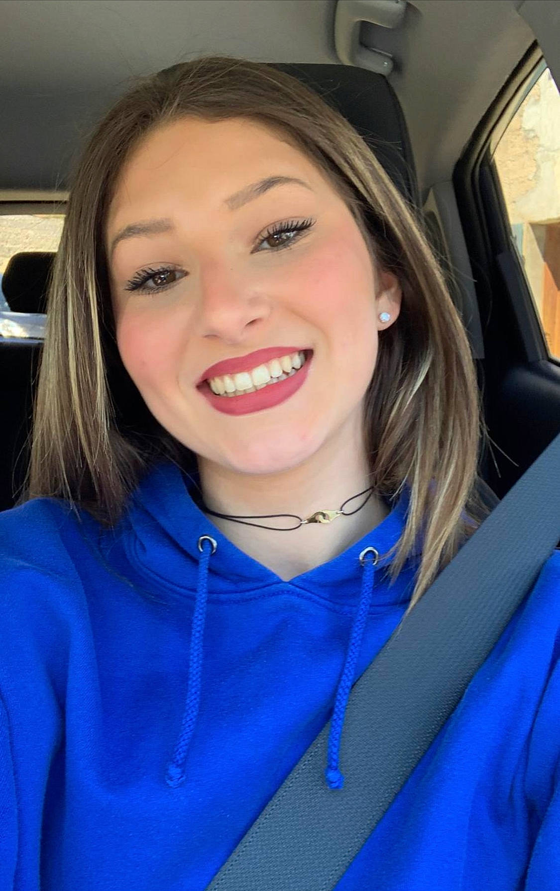 Laura a rejoint le concours — aidez-le/la à gagner de superbes lots ! automotive_design, car, chin, earrings, electric_blue, eyebrow, eyelash, eyewear, facial_expression, flash_photography, hairstyle, happy, joy, lip, lipstick, makeover, motor_vehicle, person, skin, smile