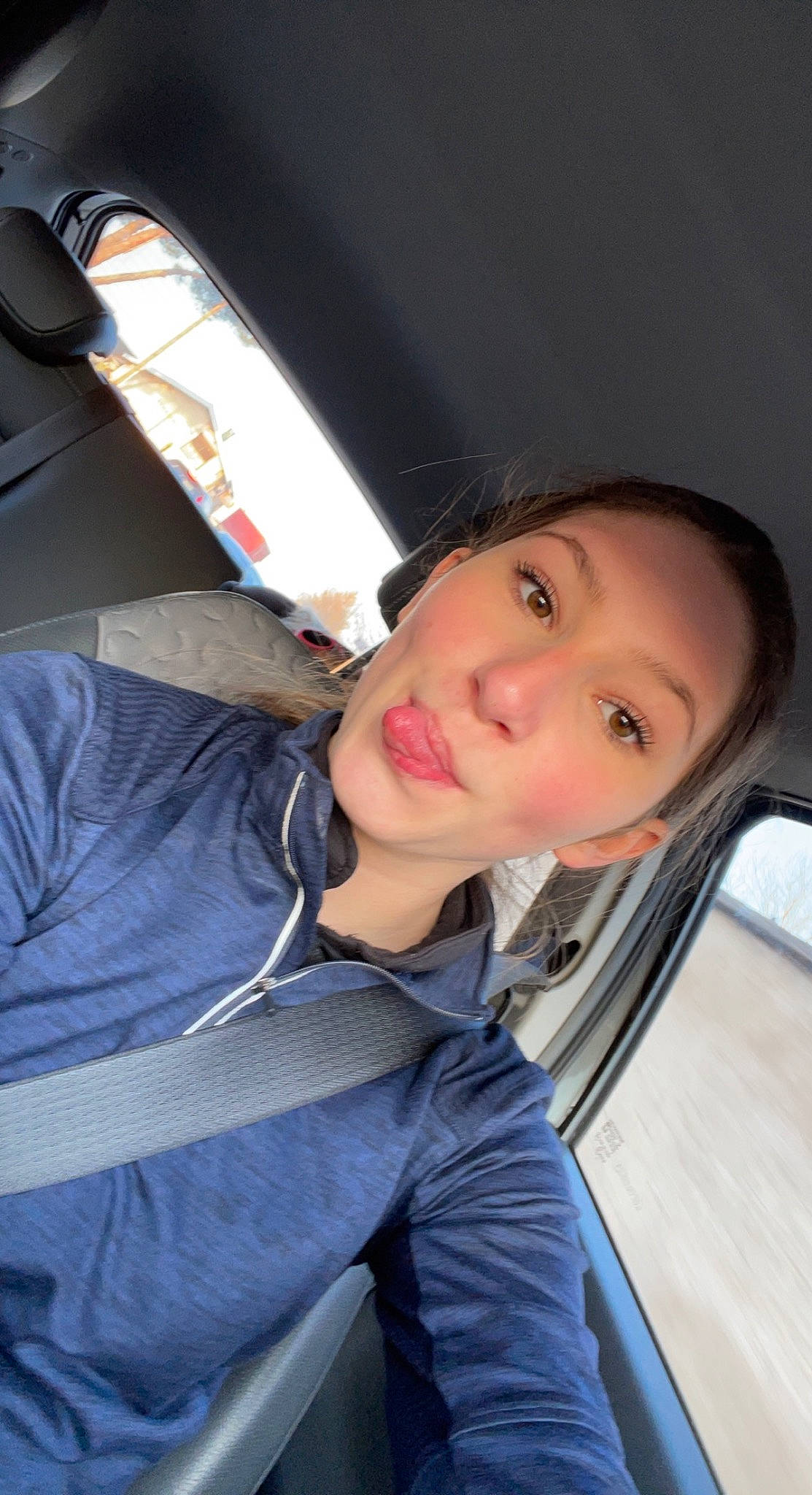 Laura participe au concours pour gagner de l'argent avec cette photo : auto_part, automotive_design, black_hair, child, comfort, eyelash, fun, happy, leisure, luxury_vehicle, mouth, nose, person, sitting, smile, travel, tree, vacation, vehicle_door, window