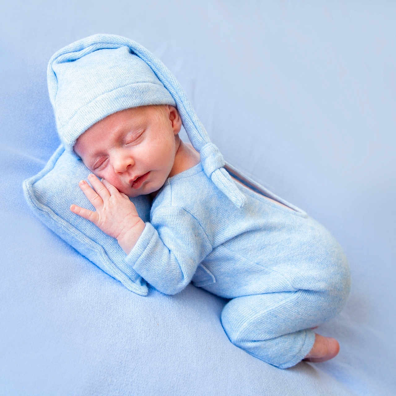 Tiarnán is registered to the contest to win money with this photo: baby, blanket, blue, child, closed_eyes, cozy, cute, hat, indoors, infant, newborn, pajamas, peaceful, pillow, portrait, resting, sleep, sleeping, soft, tiny