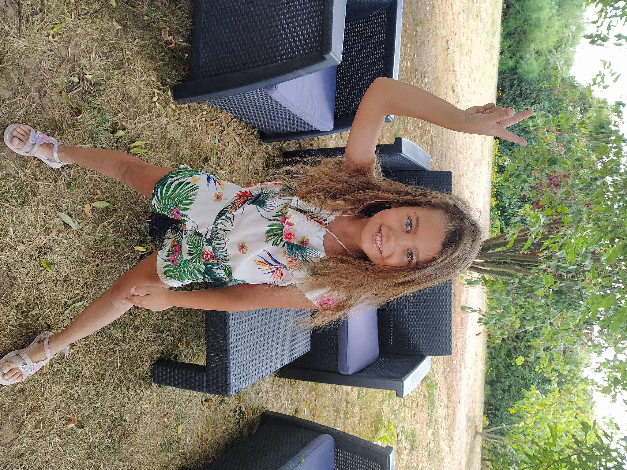 Wendy a rejoint le concours — aidez-le/la à gagner de superbes lots ! fawn, joy, person, tree