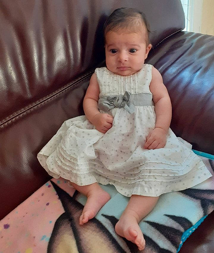 Shanez a rejoint le concours — aidez-le/la à gagner de superbes lots ! baby, child, dress, eye, finger, head, leg, person, sitting, skin, smile, toddler