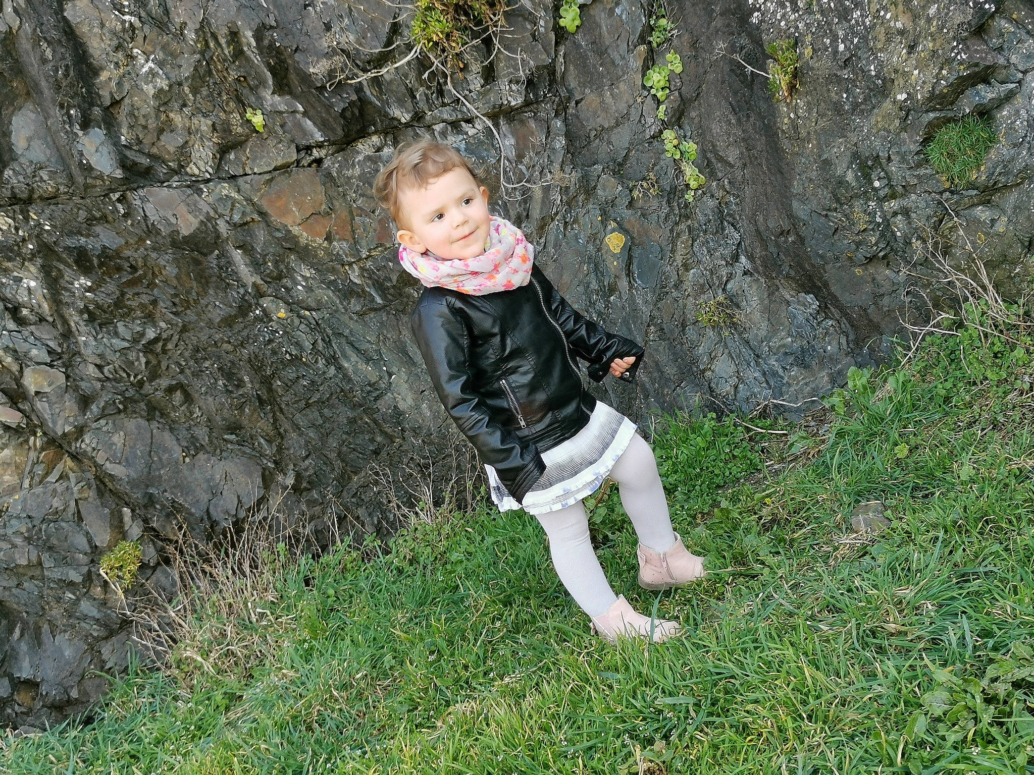 Gabrielle participe au concours pour gagner de l'argent avec cette photo : bedrock, fun, grass, grassland, happy, joy, landscape, leaf, leisure, nature, people_in_nature, person, plant, recreation, rock, sitting, soil, toddler, tree, trunk