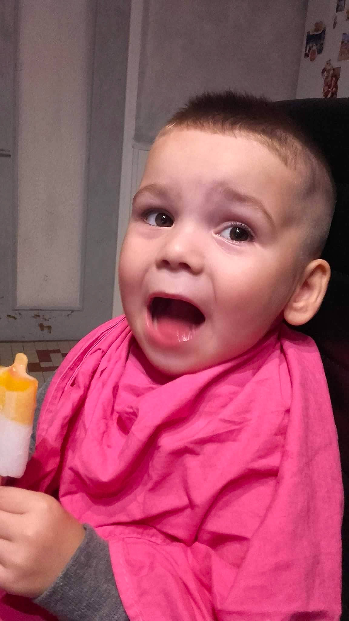 Malo a rejoint le concours — aidez-le/la à gagner de superbes lots ! baby, baby_toddler_clothing, cheek, child, eyebrow, eyelash, finger, food, fun, gesture, happy, head, iris, lip, mouth, nose, person, skin, smile, surprise