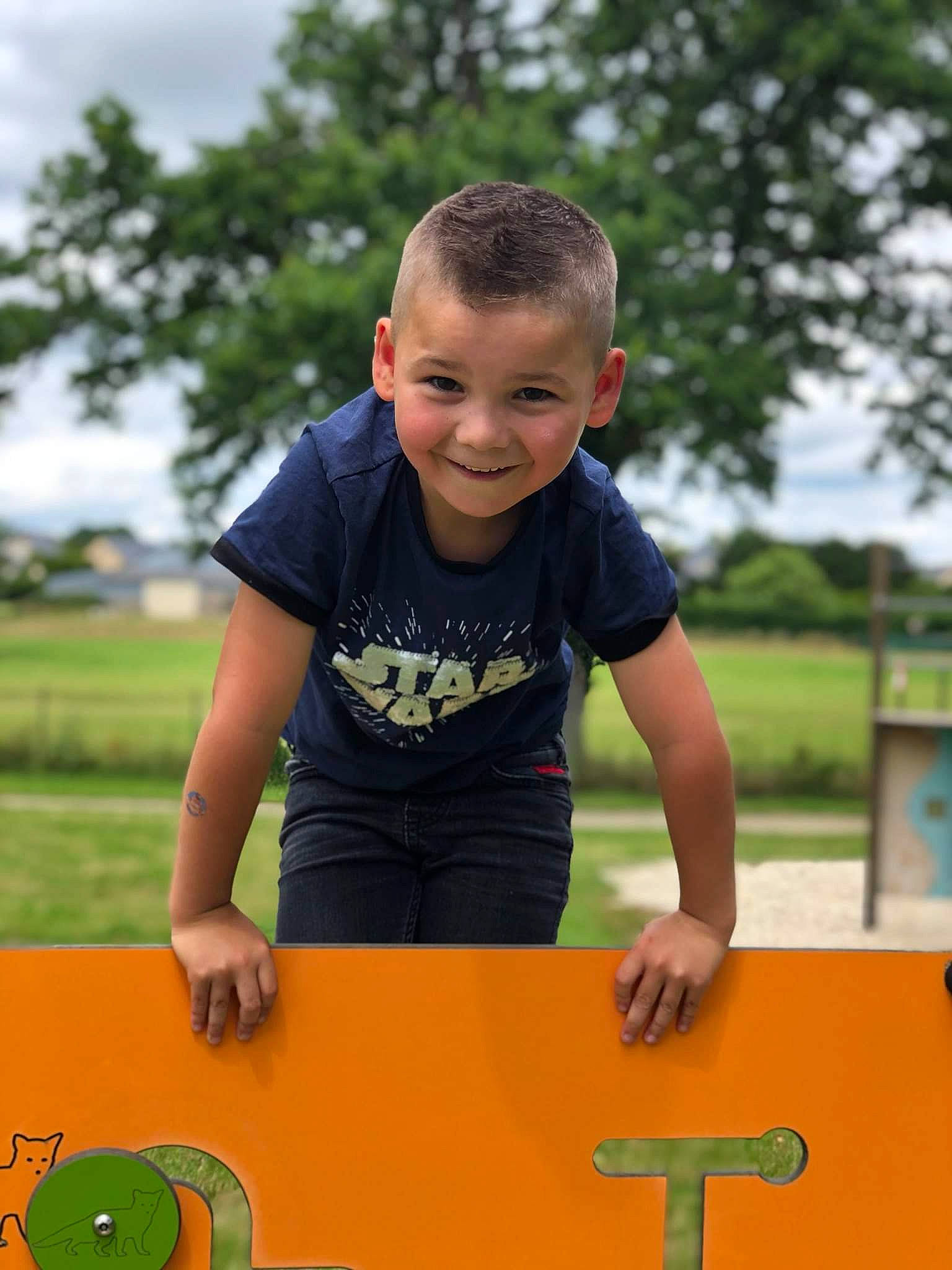 Malo a rejoint le concours — aidez-le/la à gagner de superbes lots ! black, child, community, finger, fun, grass, happy, human, joy, leisure, mammal, people, person, plant, public_space, shorts, sky, sleeve, standing, t_shirt