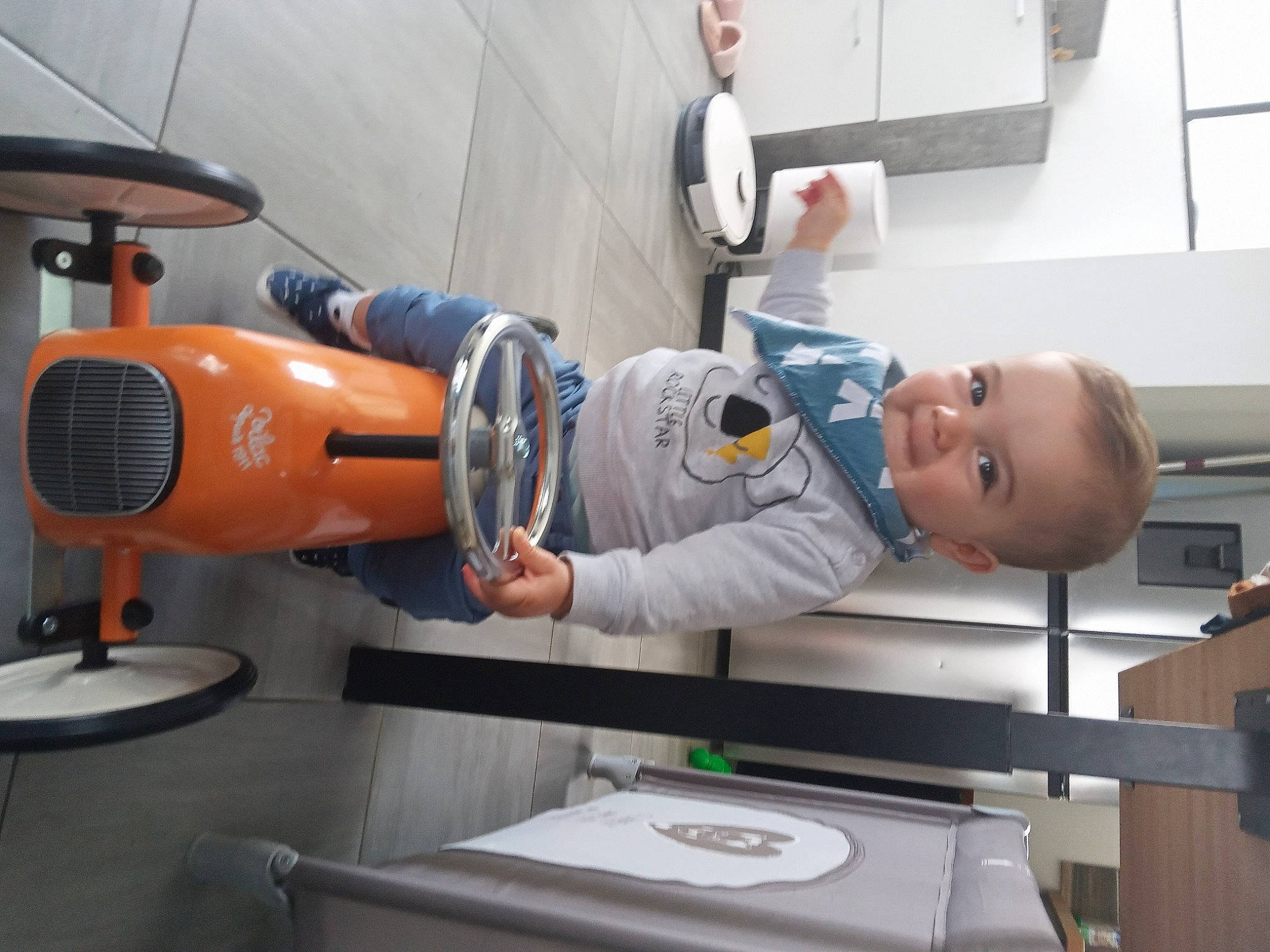 Andreas a rejoint le concours — aidez-le/la à gagner de superbes lots ! aerospace_engineering, automotive_design, elbow, engineering, gas, glove, job, machine, metal, person, personal_protective_equipment, physical_fitness, power_tool, room, service, t_shirt, toddler