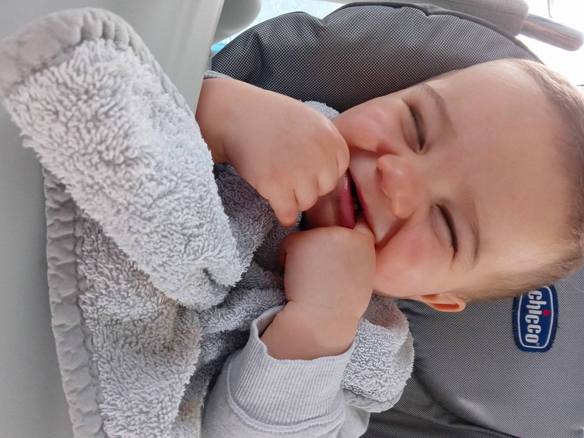 Andreas participe au concours pour gagner de l'argent avec cette photo : baby, baby_sleeping, baby_toddler_clothing, close_up, comfort, eyelash, finger, gesture, hand, happy, headgear, lip, nail, neck, person, product, skin, smile, textile, thumb