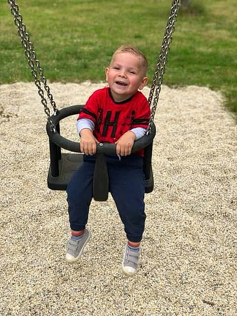Louis a rejoint le concours — aidez-le/la à gagner de superbes lots ! baby, child, face, grass, hand, happy, human_body, joy, leg, leisure, outdoor_play_equipment, people_in_nature, person, plant, playground, recreation, sleeve, smile, swing, toddler