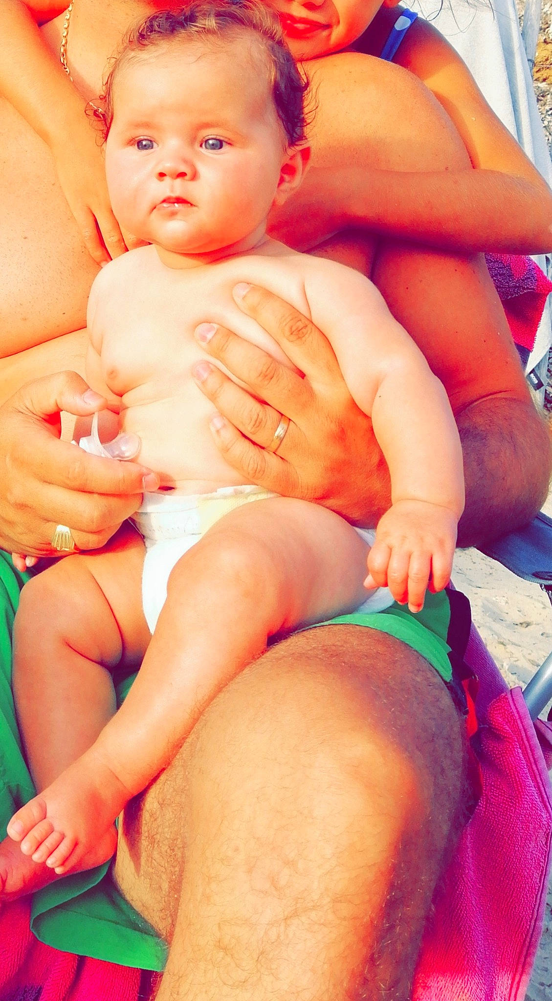 Gianna participe au concours pour gagner de l'argent avec cette photo : baby, child, finger, flesh, hand, leg, muscle, person, thigh, thumb, toddler