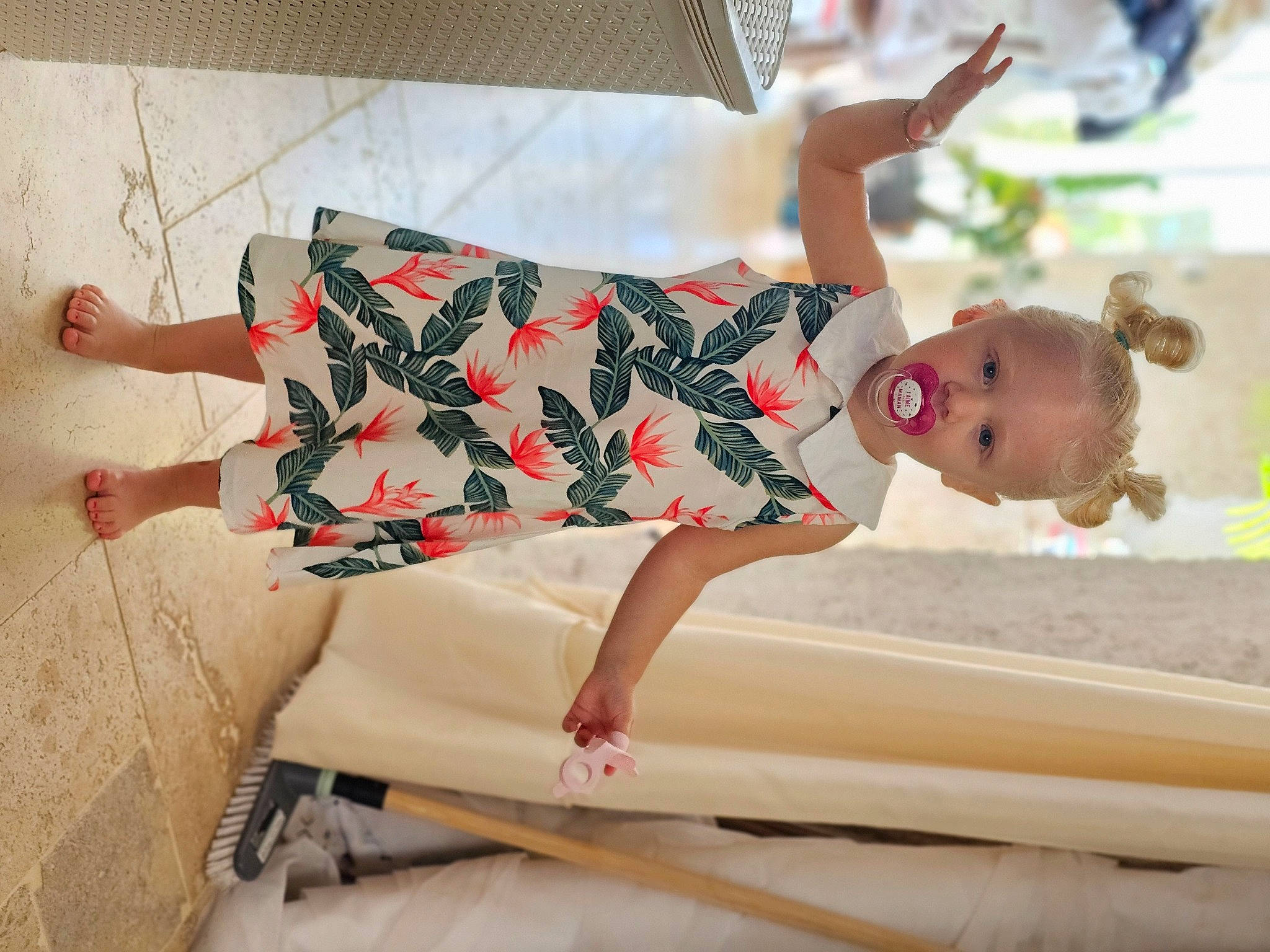 Chelsy a rejoint le concours — aidez-le/la à gagner de superbes lots ! child, day_dress, fashion_design, foot, fun, happy, high_heels, human_leg, knee, leisure, pattern, person, room, sandal, sock, thigh, toddler, toy, vintage_clothing, waist