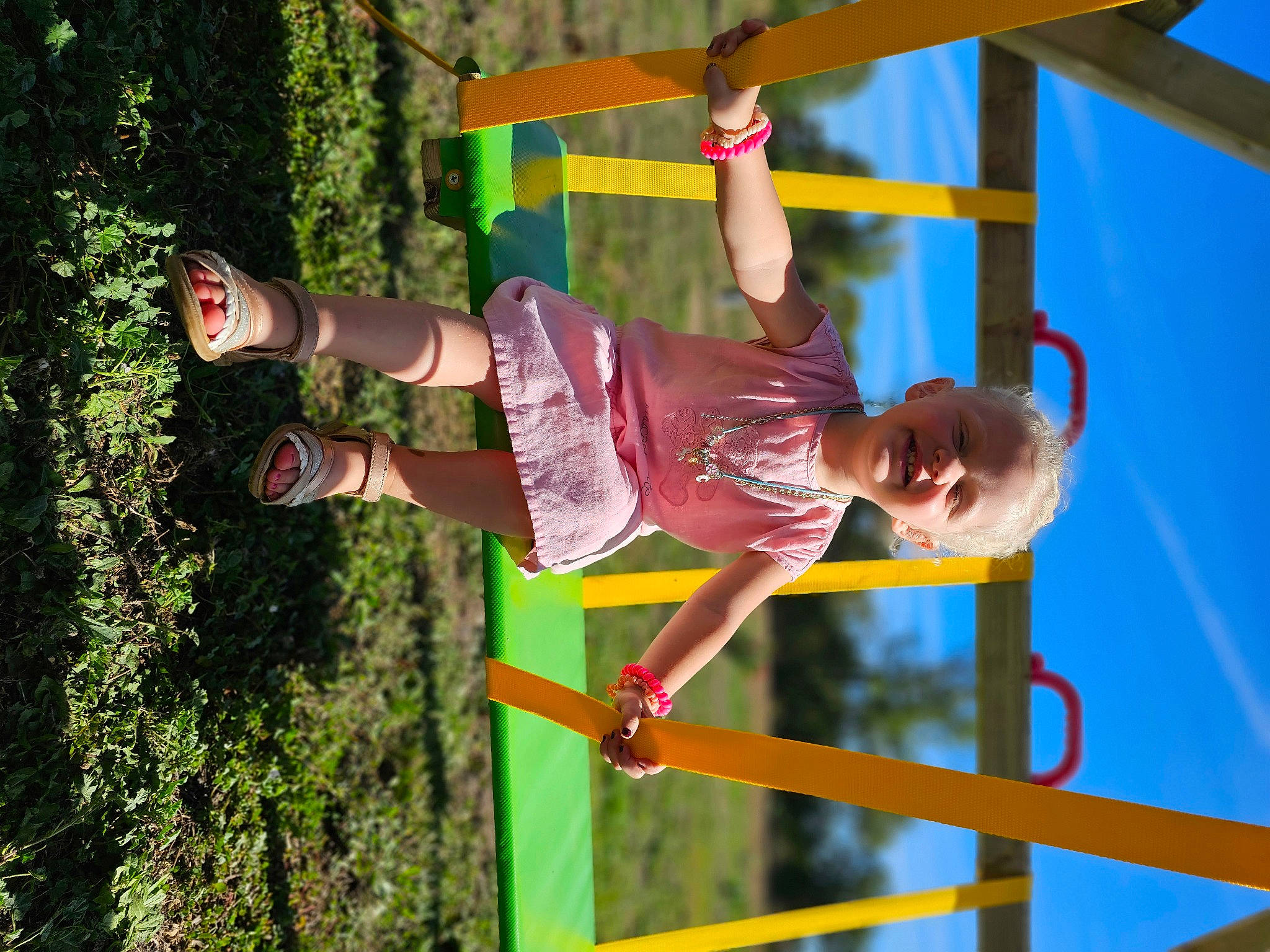 Chelsy a rejoint le concours — aidez-le/la à gagner de superbes lots ! active_shorts, baby_toddler_clothing, balance, child, city, electric_blue, fun, happy, joy, leisure, outdoor_play_equipment, people_in_nature, person, plant, playground, recreation, shorts, sky, smile, t_shirt