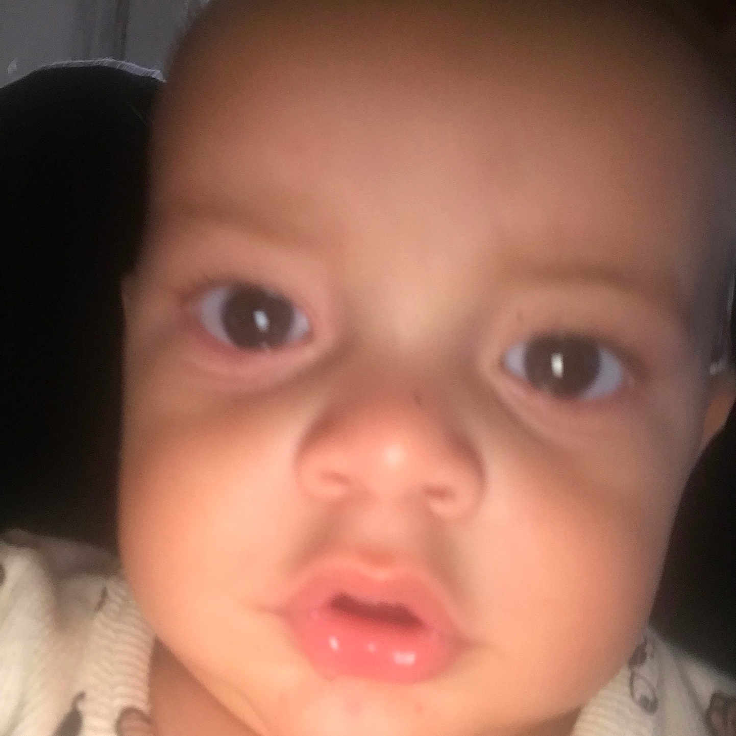 Ayden a rejoint le concours — aidez-le/la à gagner de superbes lots ! baby, blur, child, close_up, clothing, curious, cute, expression, eyes, face, head, indoors, infant, lips, mouth, person, portrait, skin, soft_light, young
