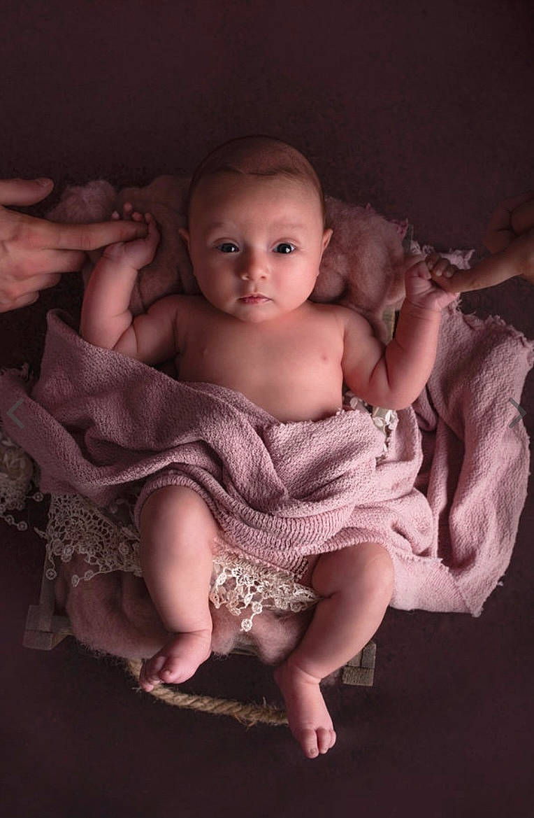 Maïssane a rejoint le concours — aidez-le/la à gagner de superbes lots ! abdomen, baby, baby_toddler_clothing, barefoot, chest, child, comfort, darkness, dress, eye, flash_photography, foot, hand, human_leg, iris, jewellery, person, pink, skin, toddler