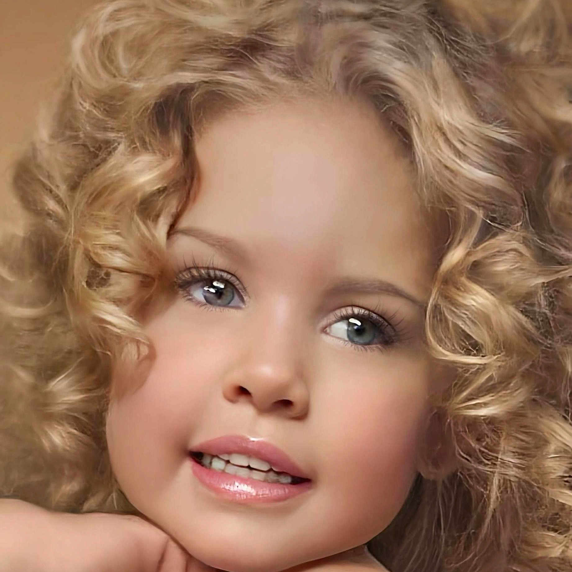 Oaklynn is registered to the contest to win money with this photo: baby, blonde, brownhair, curlyhair, face, hair, happy, head, person, photography, portrait, skin, smile