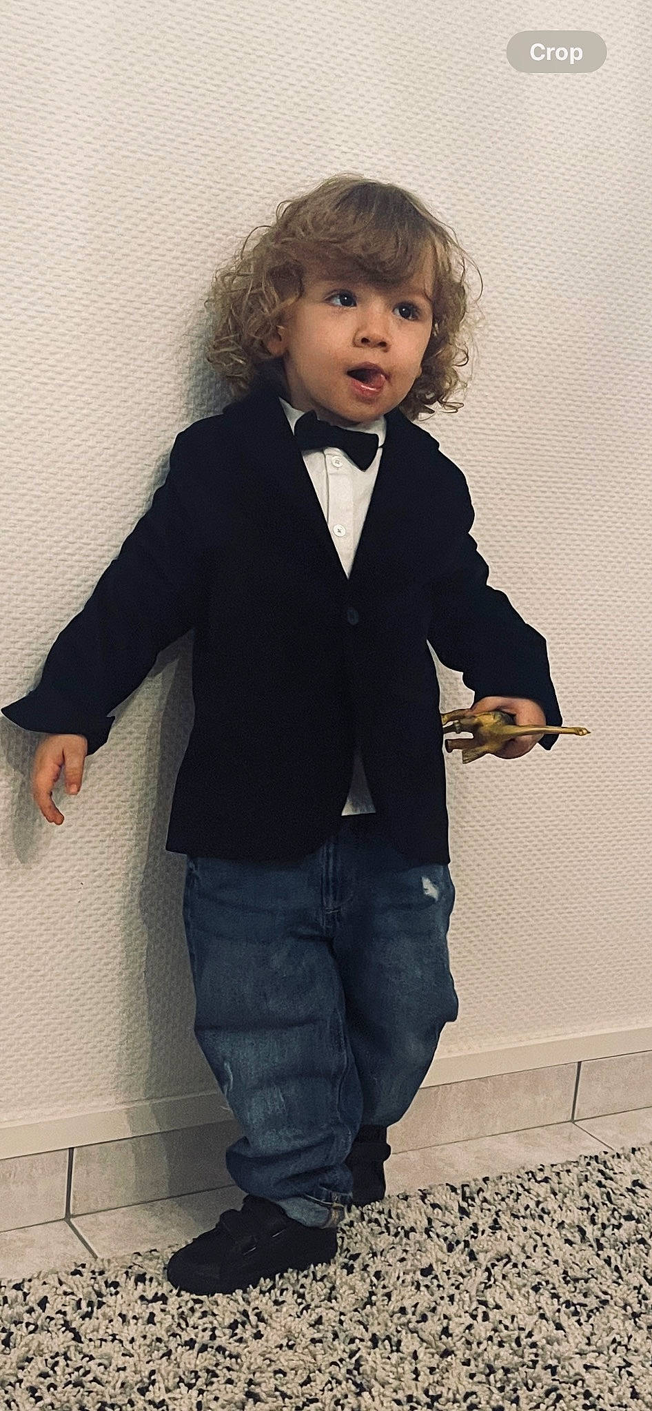 Timeo a rejoint le concours — aidez-le/la à gagner de superbes lots ! art, blazer, chin, collar, denim, dress_shirt, face, fashion_design, formal_wear, gesture, outerwear, pattern, person, sleeve, standing, suit, tie, toddler, uniform, vintage_clothing