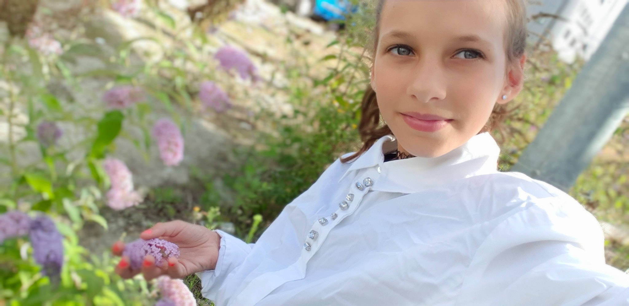 Kelly a rejoint le concours — aidez-le/la à gagner de superbes lots ! flower, fun, girl, grass, person, plant, portrait_photography, smile, spring