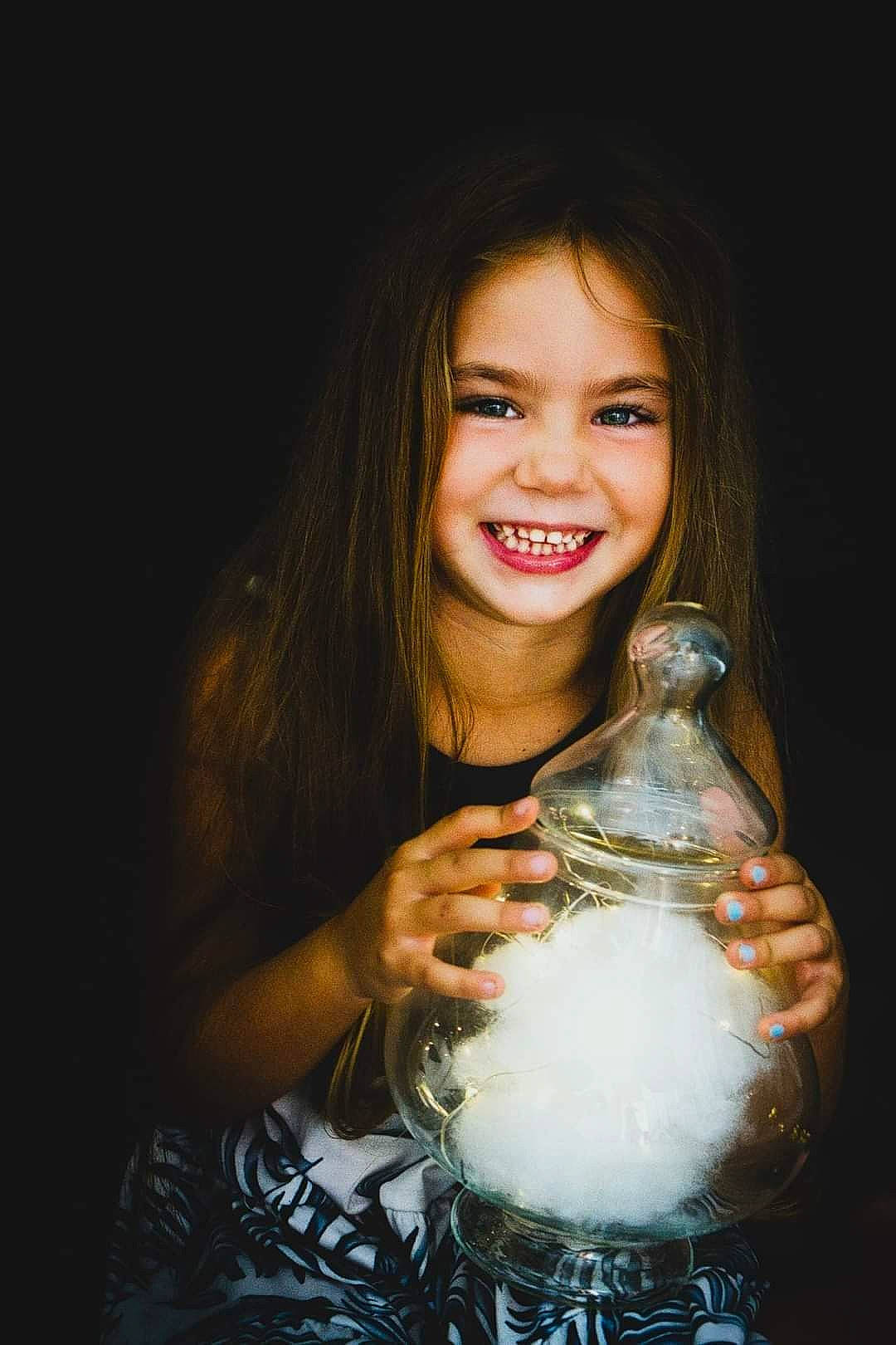 Ruby participe au concours pour gagner de l'argent avec cette photo : alcohol, alcoholic_beverage, brown_hair, child, distilled_beverage, drink, drinking, drinkware, event, finger, flash_photography, fun, glass, glass_bottle, happy, iris, jewellery, joy, person, plastic_bottle