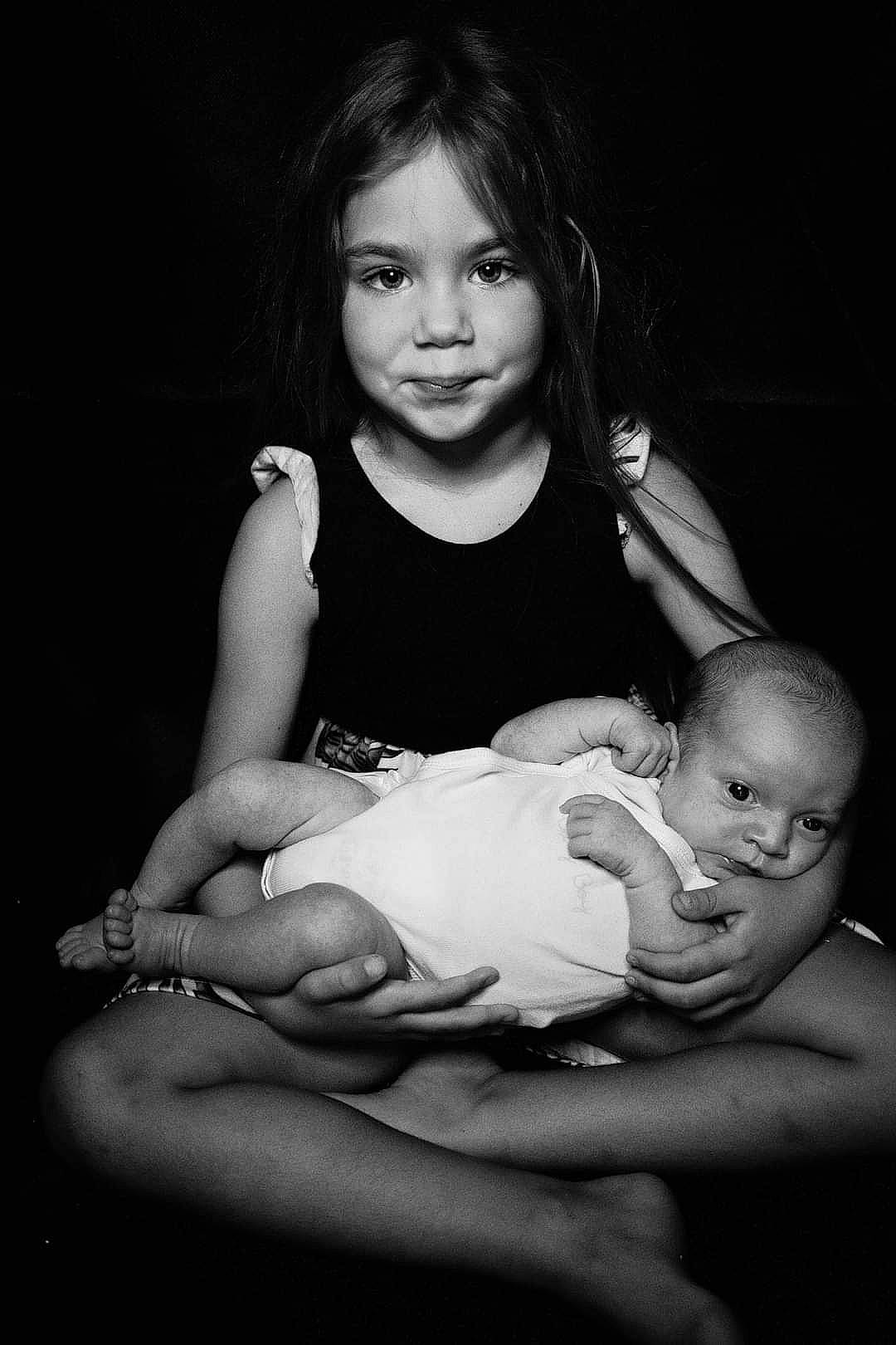 Ruby participe au concours pour gagner de l'argent avec cette photo : arm, baby, black, black_and_white, elbow, eye, face, facial_expression, finger, flash_photography, gesture, hairstyle, hand, happy, head, person, skin, smile, style, toddler