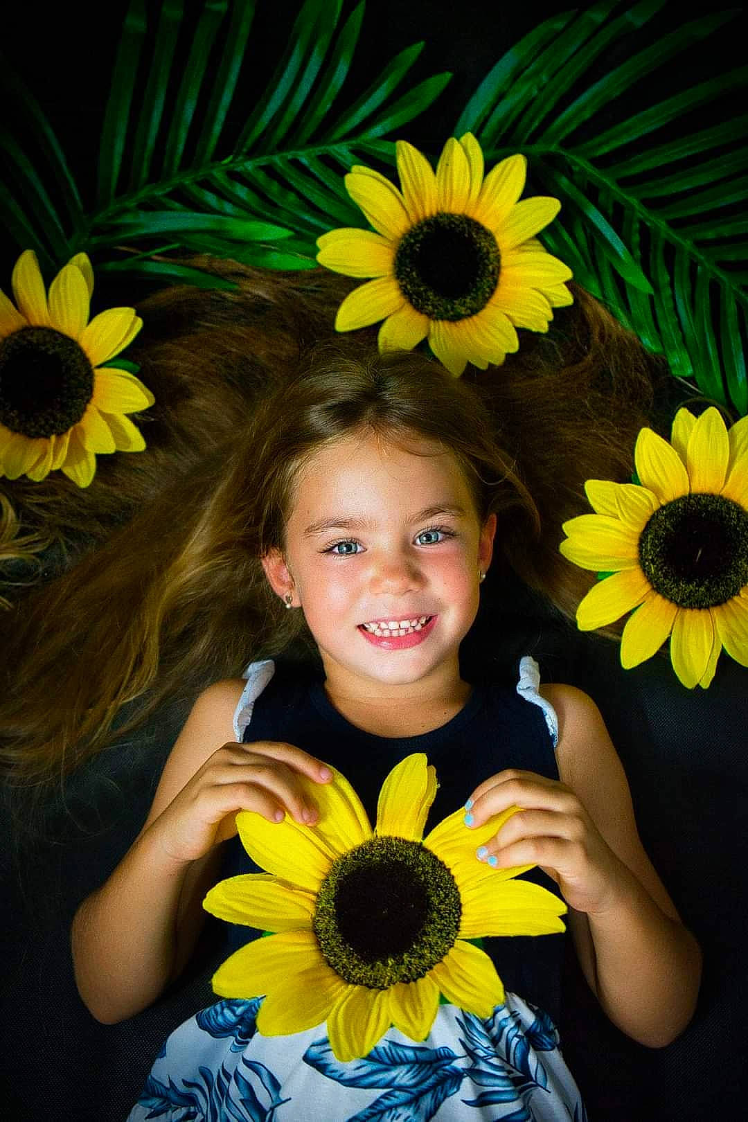 Ruby a rejoint le concours — aidez-le/la à gagner de superbes lots ! black, botany, eye, facial_expression, flower, green, hair, hairstyle, hand, head, joy, leaf, nature, organ, people_in_nature, person, petal, photograph, plant, skin