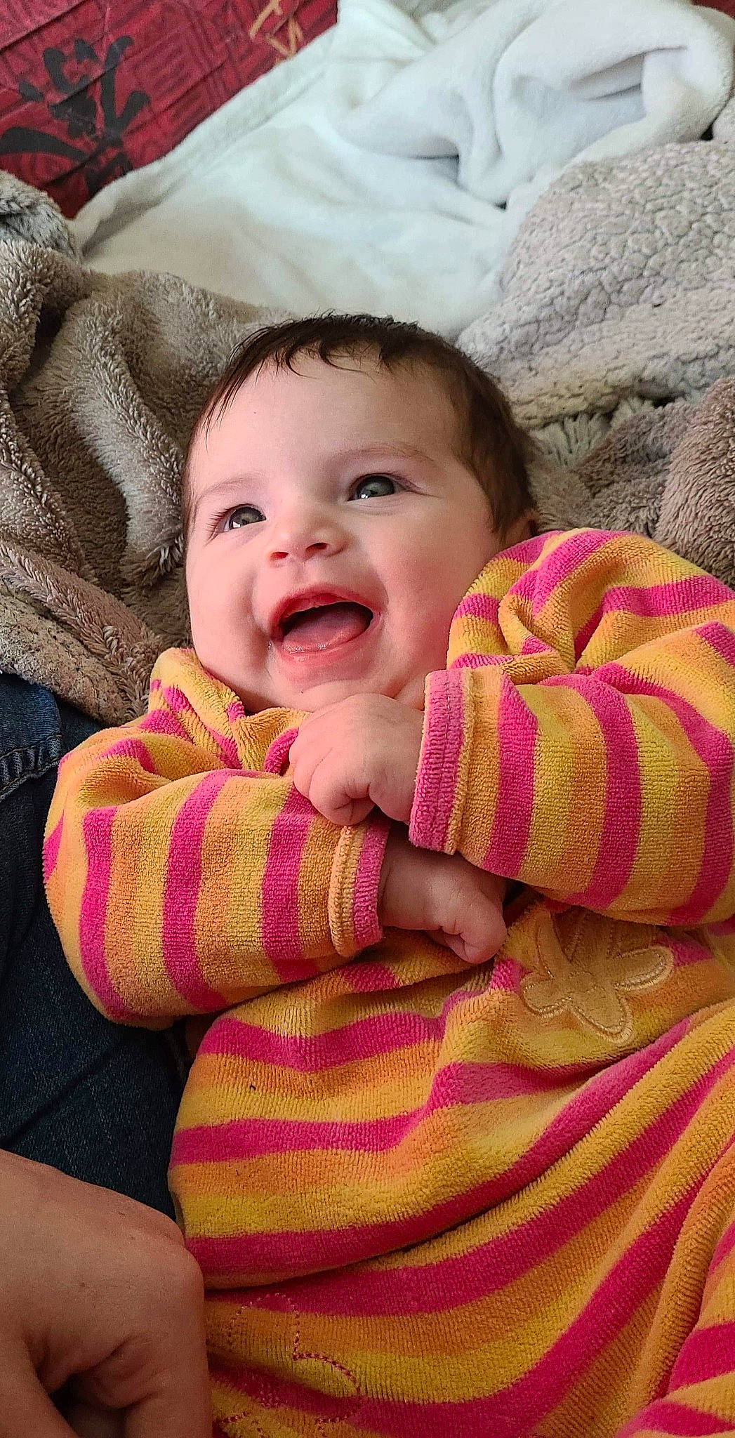 Shaïnes participe au concours pour gagner de l'argent avec cette photo : baby, baby_toddler_clothing, cheek, comfort, eye, face, finger, grass, happy, iris, linens, lip, nose, person, pink, skin, sleeve, smile, textile, toddler