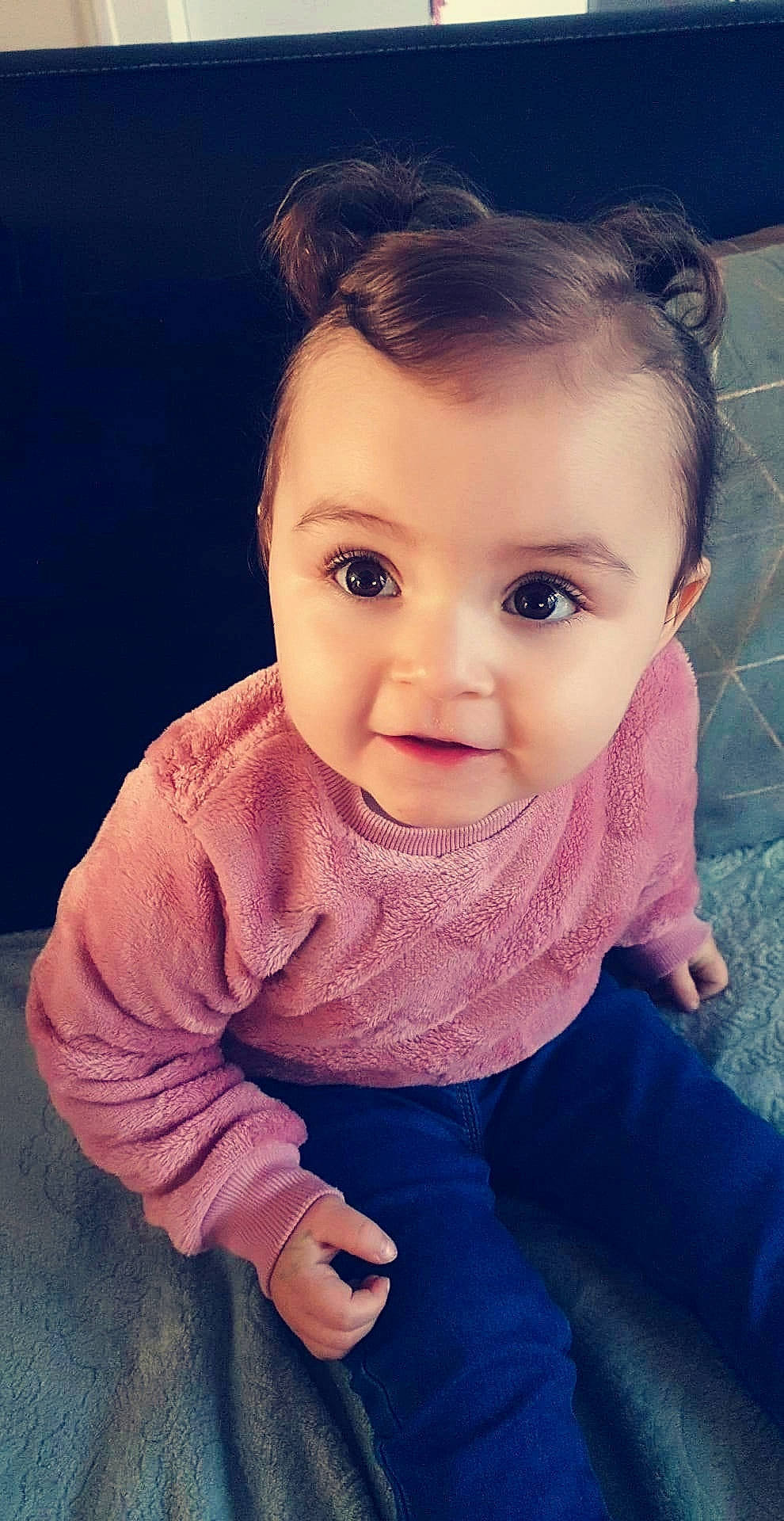 Luna a rejoint le concours — aidez-le/la à gagner de superbes lots ! baby, baby_toddler_clothing, cheek, child, cool, electric_blue, eye, eyelash, flash_photography, happy, iris, lip, nose, person, product, sitting, skin, sleeve, smile, t_shirt