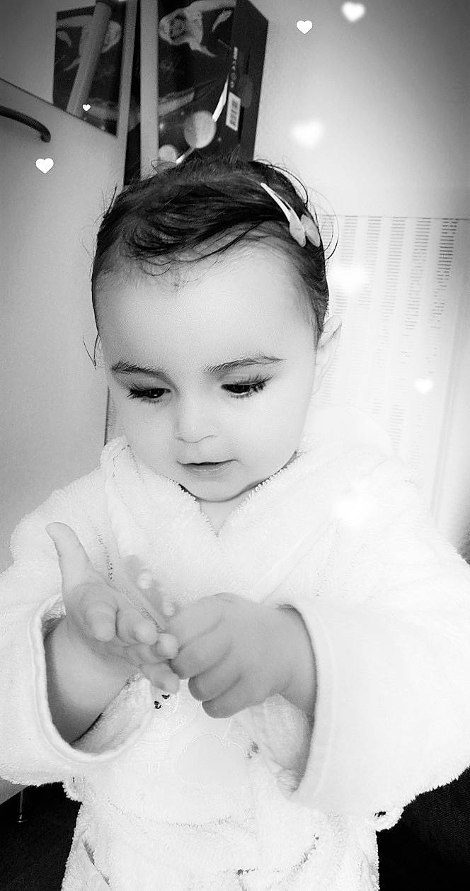 Luna a rejoint le concours — aidez-le/la à gagner de superbes lots ! arm, black_and_white, chin, dress, ear, eye, eyebrow, eyelash, finger, flash_photography, gesture, hand, happy, iris, lip, neck, nose, person, shoulder, skin