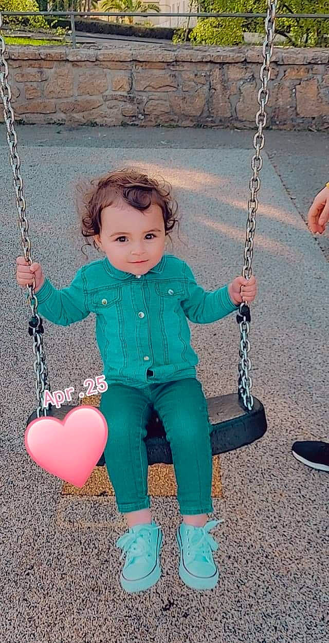 Luna participe au concours pour gagner de l'argent avec cette photo : arm, black, eye, face, facial_expression, fun, hairstyle, hand, happy, head, human_body, leg, organ, person, photograph, pink, product, standing, swing, toddler