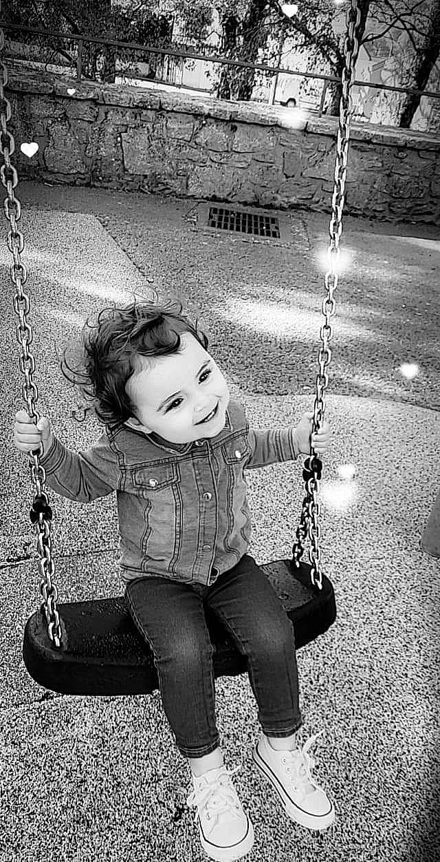 Luna a rejoint le concours — aidez-le/la à gagner de superbes lots ! arm, black, black_and_white, child, eye, facial_expression, hand, happy, head, human_body, jeans, joy, line, person, photograph, smile, standing, style, toddler, tree