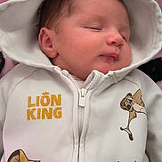 Ilyan a rejoint le concours — aidez-le/la à gagner de superbes lots ! baby, sleeping, hoodie, lion_king, cartoon, zipper, clothing, infant, cute, child, face, head, pink, white, black, blanket, portrait, soft, peaceful, young