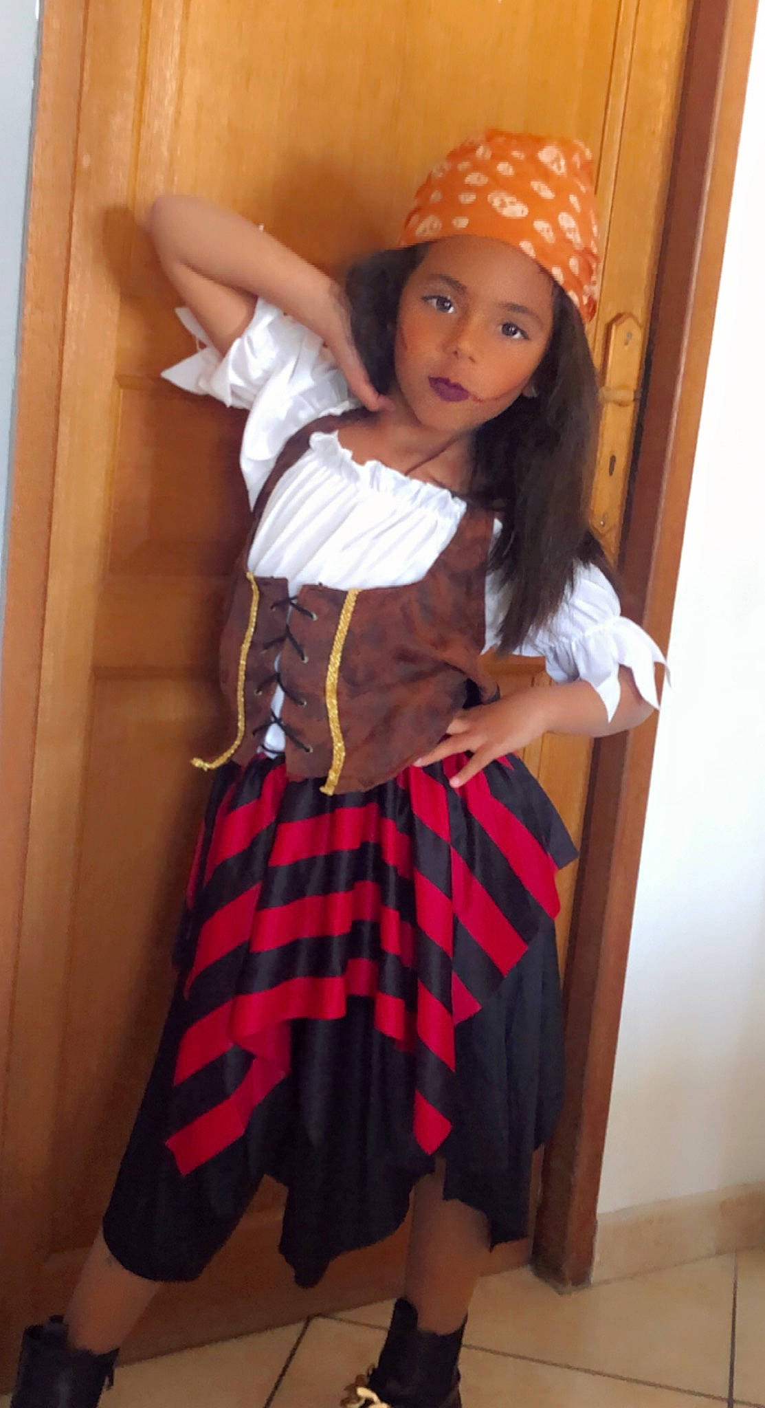Louna participe au concours pour gagner de l'argent avec cette photo : abdomen, belt, cap, fashion_design, glove, gravure_idol, headwear, human_leg, japanese_idol, knee, long_hair, person, plaid, red, school_uniform, sleeve, tartan, thigh, trunk, uniform