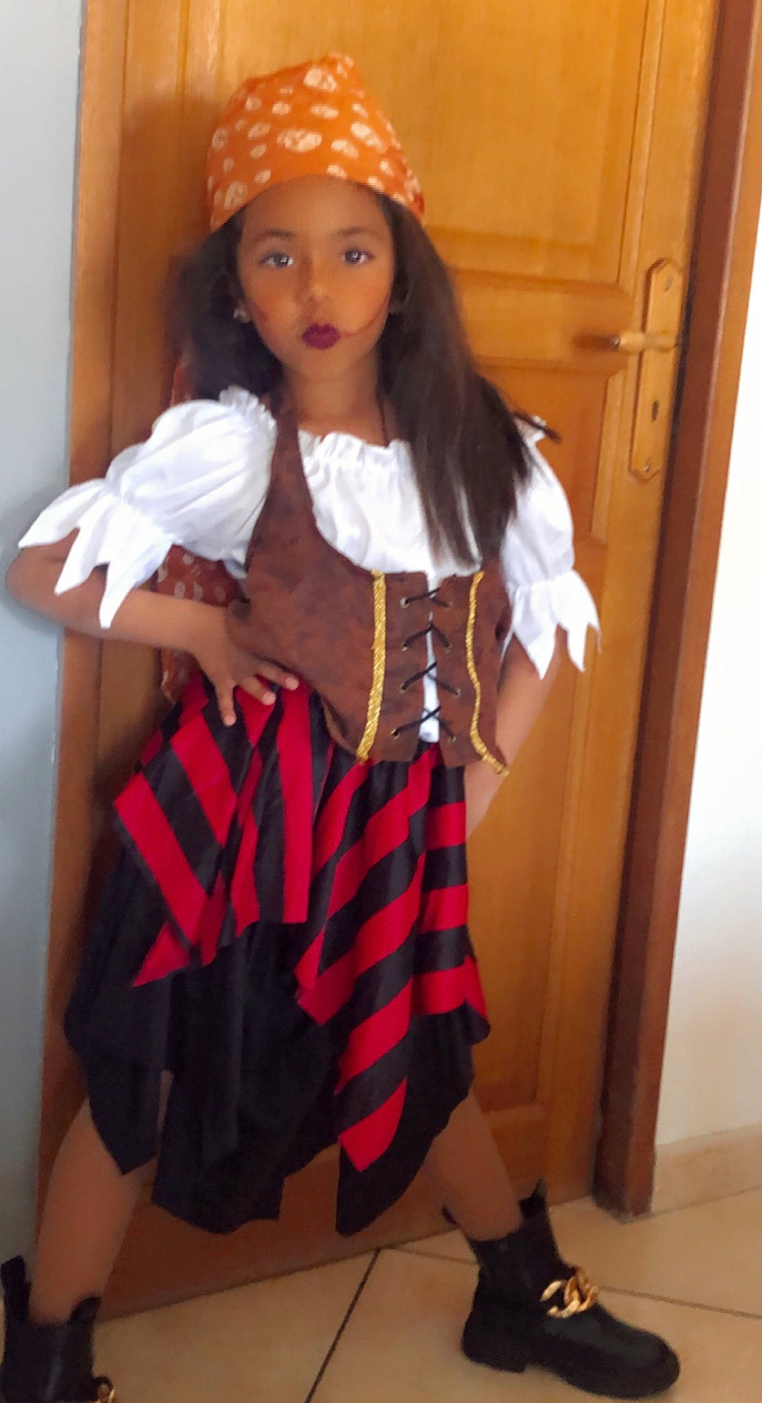 Louna participe au concours pour gagner de l'argent avec cette photo : brown_hair, doll, event, fashion_design, formal_wear, fur, hat, headgear, headwear, hime_cut, human_leg, knee, long_hair, person, shoe, sleeve, thigh, toy, trunk, vintage_clothing