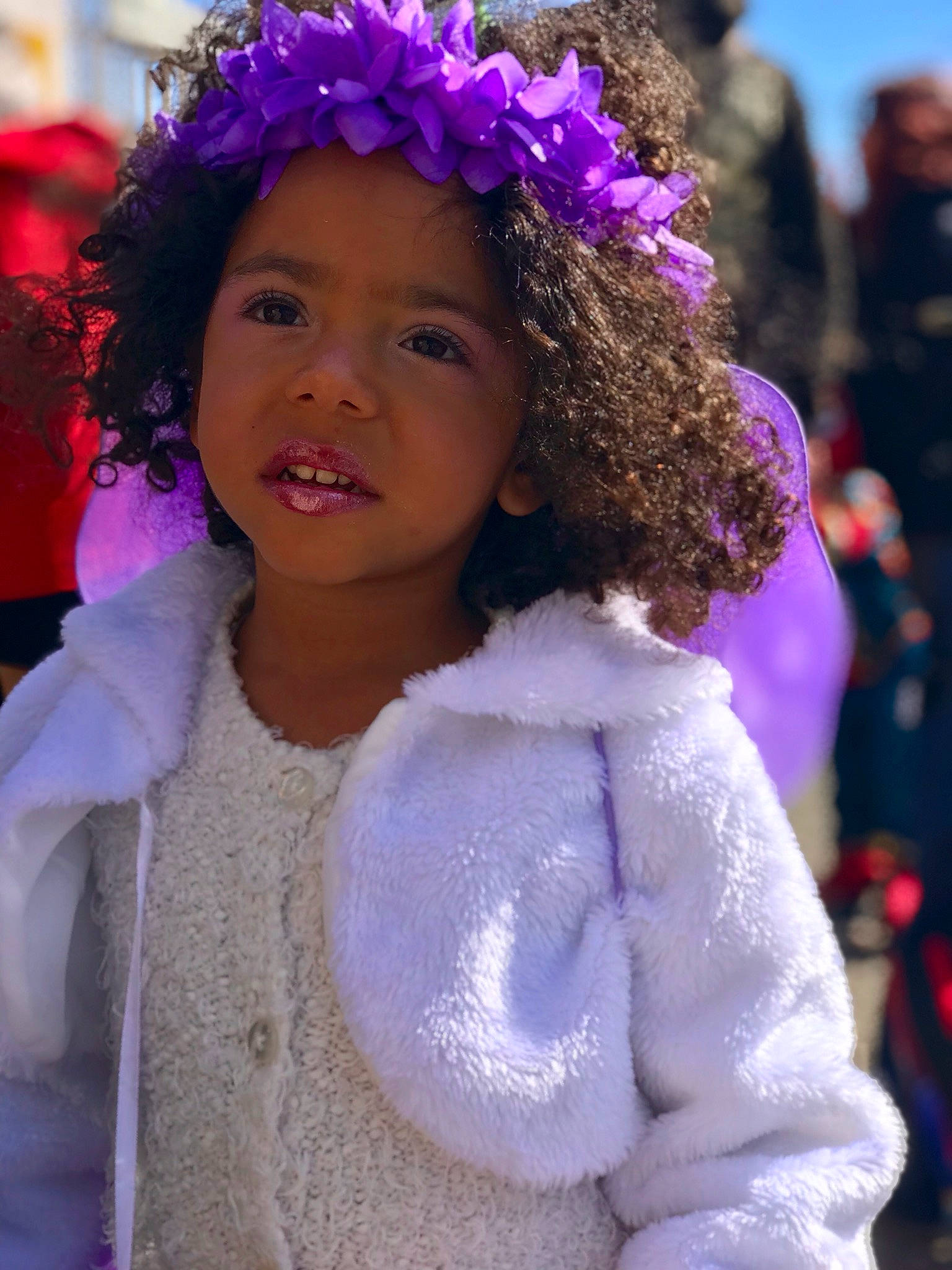 Louna a rejoint le concours — aidez-le/la à gagner de superbes lots ! child, fashion_accessory, hair_accessory, headgear, headpiece, lavender, person, purple, smile