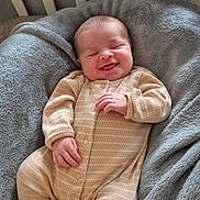 Ambre participe au concours pour gagner de l'argent avec cette photo : baby, infant, smile, onesie, striped_clothing, blanket, crib, sleepwear, cozy, happy, child, newborn, cute, soft_texture, furniture, bedroom, resting, comfort, portrait, indoor