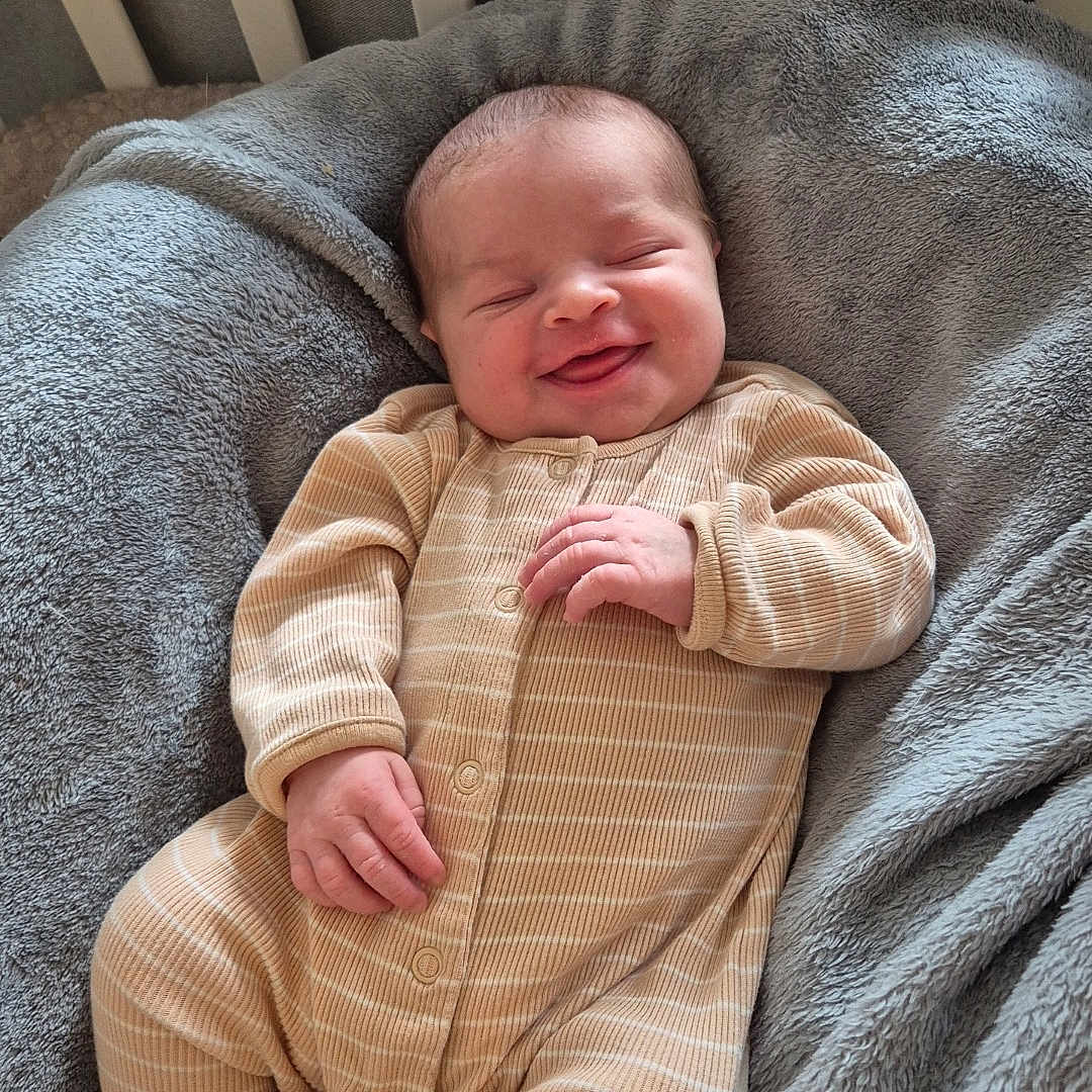 Ambre participe au concours pour gagner de l'argent avec cette photo : baby, bedroom, blanket, child, comfort, cozy, crib, cute, furniture, happy, indoor, infant, newborn, onesie, portrait, resting, sleepwear, smile, soft_texture, striped_clothing