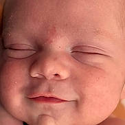 Louis a rejoint le concours — aidez-le/la à gagner de superbes lots ! baby, close_up, face, sleeping, newborn, skin, infant, peaceful, smile, cheeks, nose, mouth, head, soft_light, portrait, cute, young, human, rest, calm
