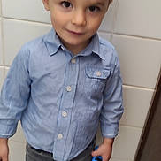 Maël participe au concours pour gagner de l'argent avec cette photo : child, boy, blue_shirt, jeans, toy_car, mohawk_hairstyle, indoor, floor_tiles, patterned_floor, socks, casual, standing, portrait, young, person, smile, hair, clothing, playful, holding