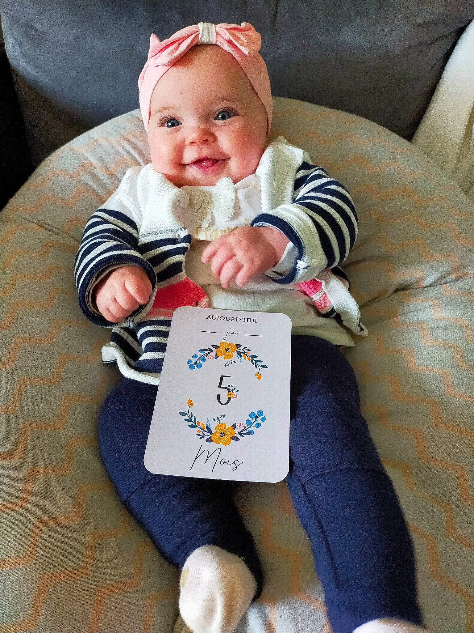 Adèle a rejoint le concours — aidez-le/la à gagner de superbes lots ! baby, baby_in_car_seat, baby_laughing, baby_products, baby_safety, baby_toddler_clothing, cheek, child, comfort, facial_expression, happy, headwear, joy, lap, person, product, room, sitting, skin, sleeve