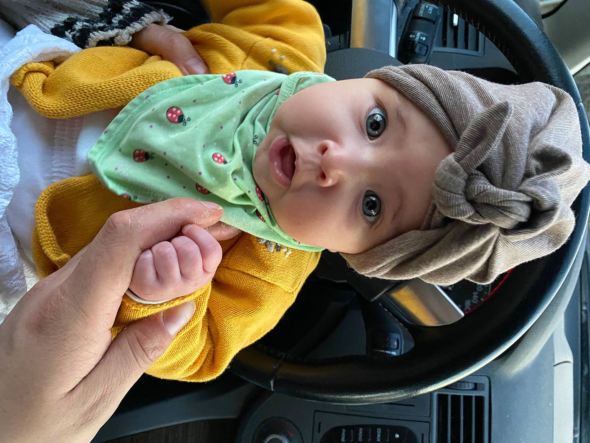 Clara a rejoint le concours — aidez-le/la à gagner de superbes lots ! auto_part, automotive_exterior, baby, baby_carriage, baby_products, baby_toddler_clothing, car, car_seat, cheek, comfort, eyebrow, family_car, hat, headwear, helmet, motor_vehicle, person, thumb, toddler, vehicle