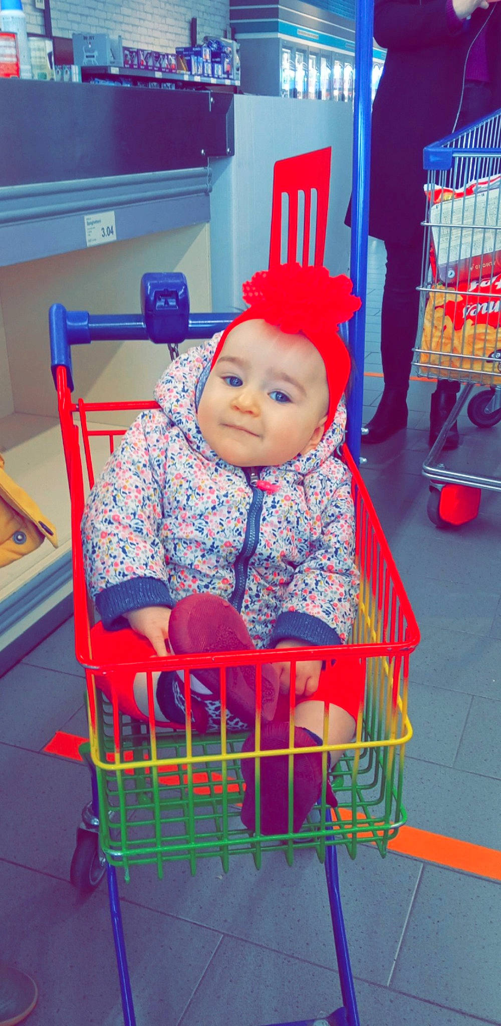 Emy participe au concours pour gagner de l'argent avec cette photo : baby, baby_products, baby_toys, blue, cart, child, electric_blue, fun, headwear, magenta, person, photograph, plastic, red, shopping_cart, sitting, snapshot, television, tire, toddler