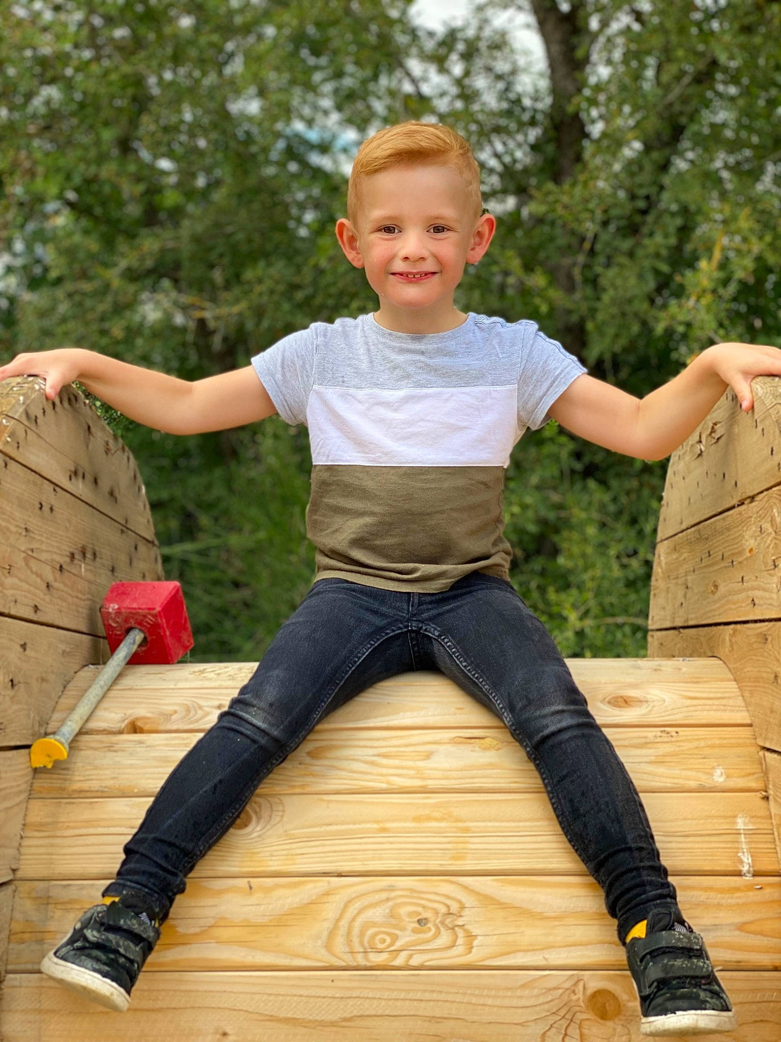 Evans participe au concours pour gagner de l'argent avec cette photo : denim, fun, grass, happy, head, jeans, joy, leg, leisure, pattern, people_in_nature, person, sleeve, smile, sportswear, t_shirt, thigh, toddler, tree, waist